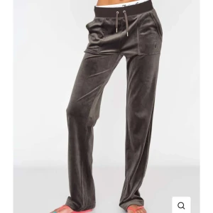 Juicy couture byxor  - Bra skick! Snöret har tappat sina metallsaker längst ut där av priset😊