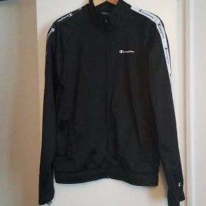 Champion Dress - Säljer min champion dress. Köpte den för typ två år sen men använde den typ 2 gånger för att de började bli kallt. Den har legat i garderoben sen dess och nu vill ja icke ha den längre. Skick: obetydligt använd. Storlek: M.