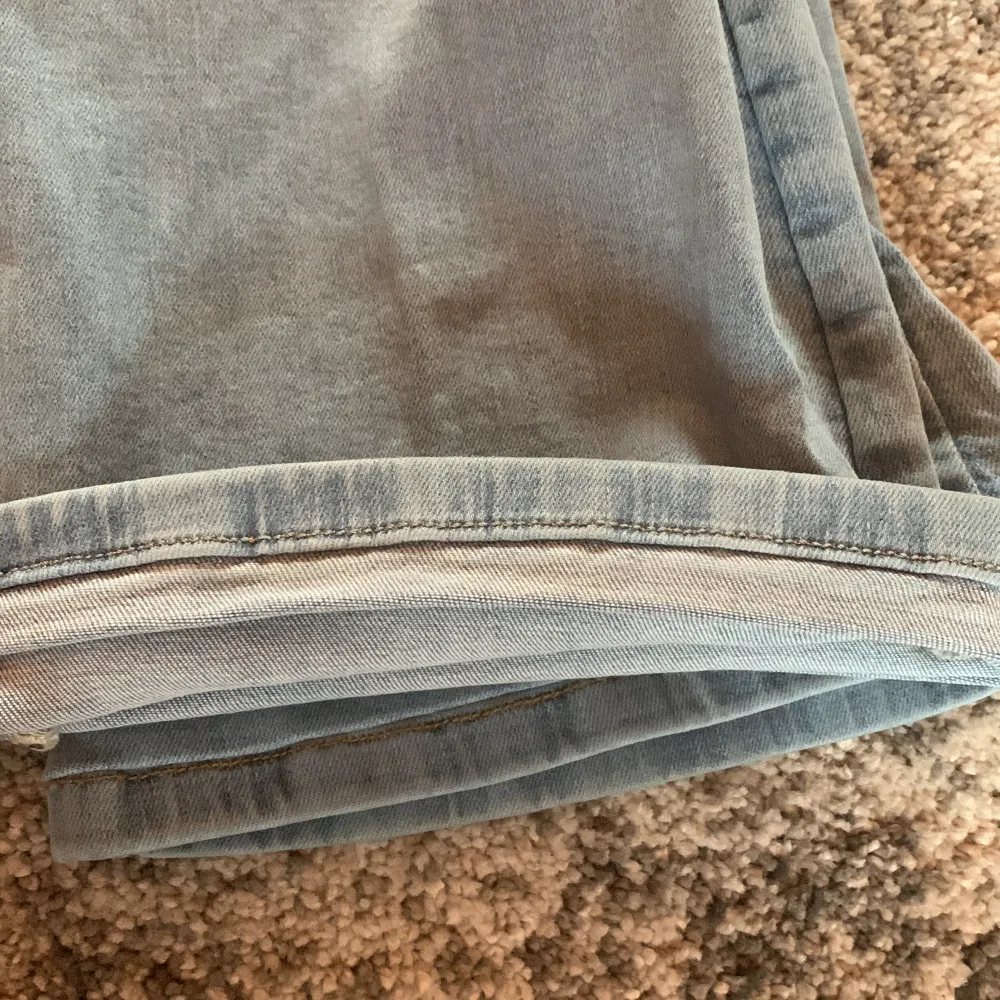 Ett par jättefina ljusblå jeans från Gina med designen ”lågmidjade bootcut jeans ” om jag minns det rätt. Dem har andvänts Max 5-10 gånger och är i bra skick, dem är också uppsydda en bit men syns verkligen inte. (Det kan man se på sista bilden). Jeans & Byxor.
