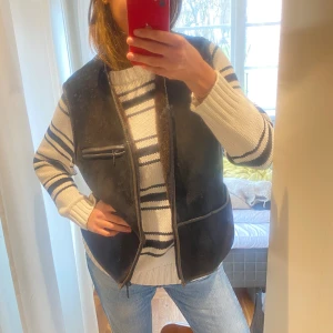 Mocka väst  - Oversize cool väst med fluffig varm insida. 