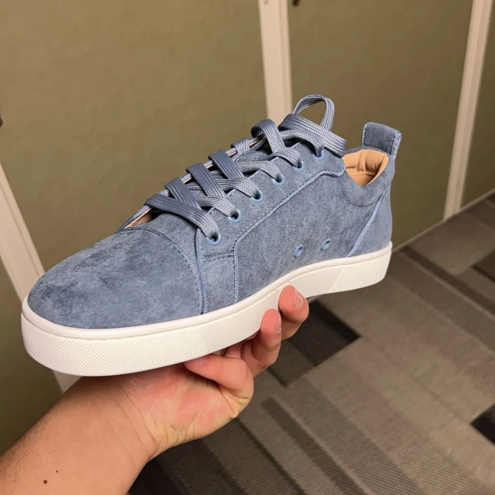 Christian Louboutin skor i färgen ljusblå utan spikar använts 2 gånger jätte försiktigt.  Box, tags, kvitto ingår Hör av er om ni har frågor eller funderingar😁. Skor.