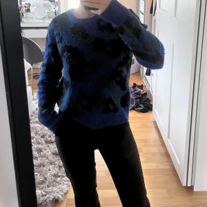 Stickad tröja - Perfekt till vinter/höst eller över en klänning/kjol i sommar!