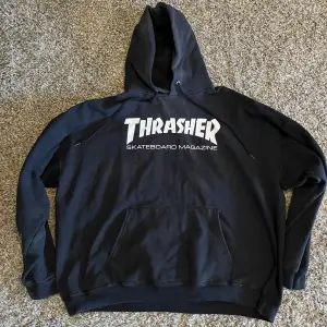 Trasher hoodie i storlek XL men sitter som en medium. 