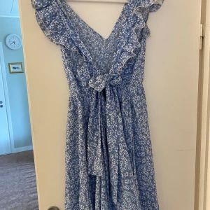 Sommaeklänning - Fin sommarklänning från SHEIN. Endast använd 1 gång. Storlek M/S klippt av lappen