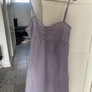 Klänning - Lila rutig klänning, perfekt till sommaren