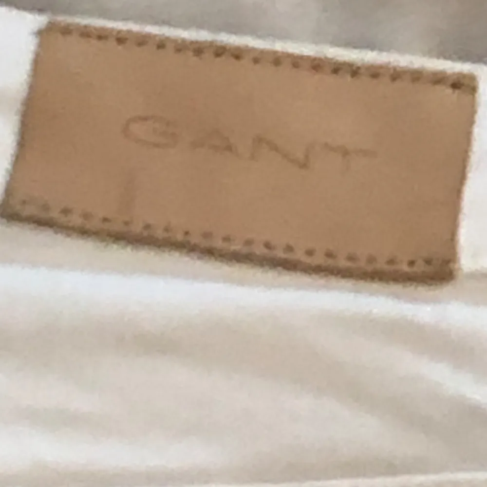 Vita stretch jeans från Gant. St 176 vilket motsvarar xs-s 34-36 dam.  Ställbara i midjan då dom kommer från barn men passar dam.  Äkta såklart och i nyskick.  Nypris 1200:- . Jeans & Byxor.