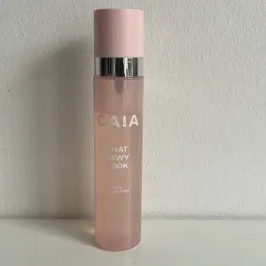 Nästan full caia settingdpray ”that dewy look”. Köptes förra veckan och använd mycket få gånger så det är mycket produkt kvar. Levererar samma dag 💗