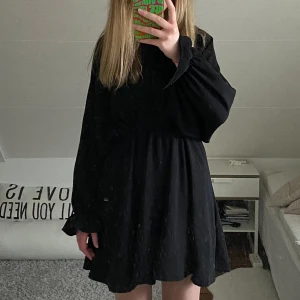 Svart klänning - Svart klänning som jag köpte på Sellpy men som inte har kommit till användning. Klänningen slutar ungefär mitt på låren. Bara att skriva för fler bilder eller frågor🫶🏼