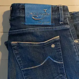 Säljer ett par as snygga Jacob Cohën jeans i storlek 34 (passar 32 också) nypris runt 5000kr. Använda fåtal gånger, 9.5/10 skick. Det är en Limited edition modell av 622. Jeansen är köpta på Vestiaire collectives har även kvitto✅