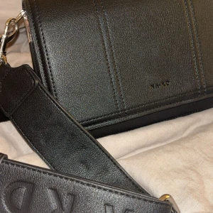 väska - svart super fin väska från nakd med mycket plats. Väldigt bra skick, nypris 549❤️