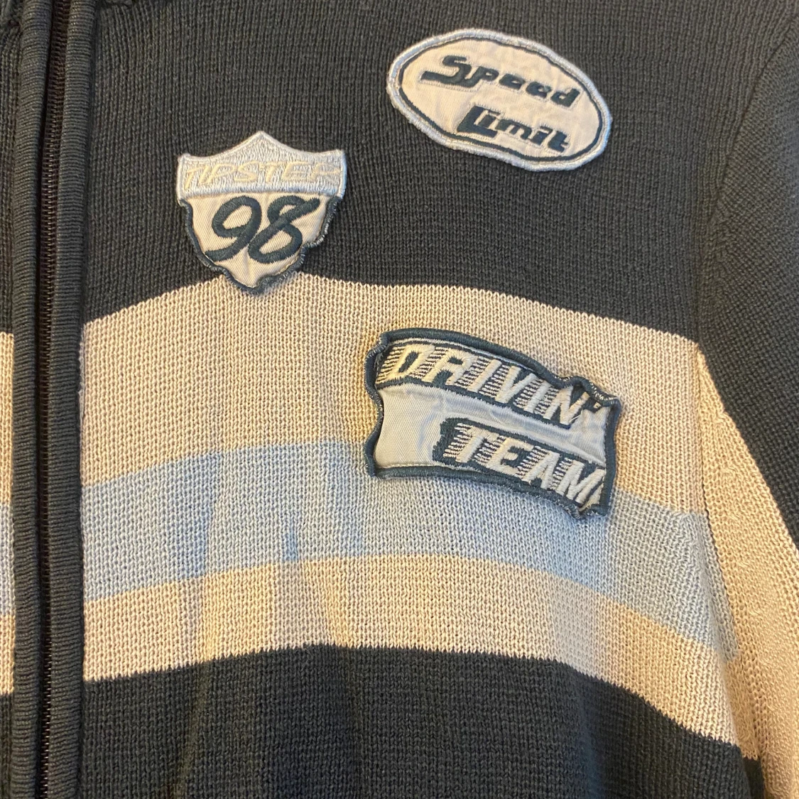 Stickad tröja med dragkedja L - 90