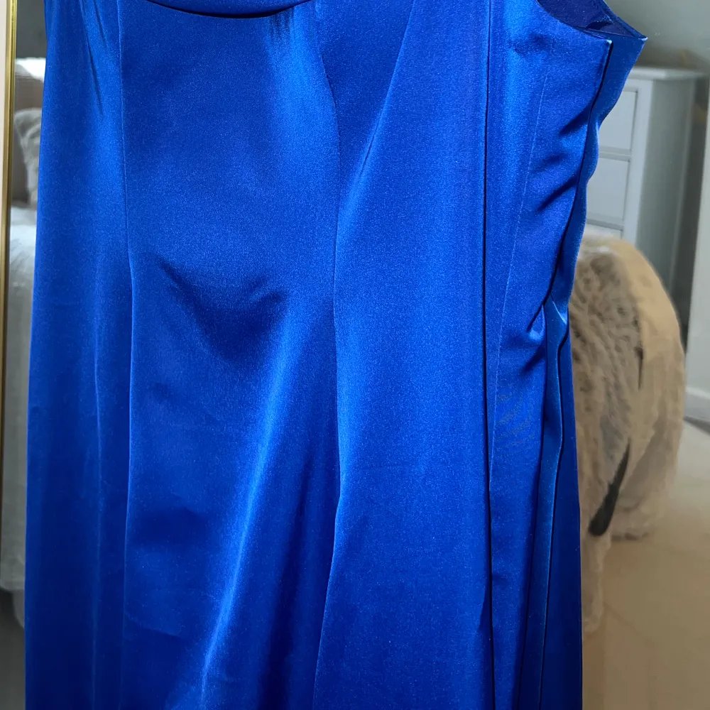 Royal blue balklänning. Aldrig använd. Perfekt blå färg. Figurnära, kramar kroppen fint. Jag är 165cm lång med klackar på bilden. Nypris: 3500kr 💙💙 öppen för prisförslag . Klänningar.