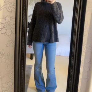Blåa bootcut jeans  - Super fint skick, säljer då de inte används och hr använt dom Max 3 gånger🩷