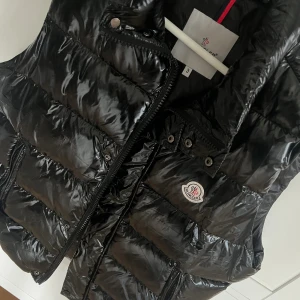 Moncler väst - Moncler väst i jätte bra skick. Storlek 3. Den är köpt begagnad så därav vet ja ej om den är äkta, därför det billiga priset. Kan förhandla om priset. 