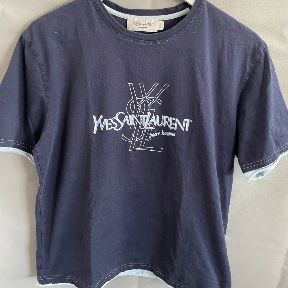 ♾️Yves Saint Laurent tshirt i toppskick ♾️storlek: M. T-shirts.