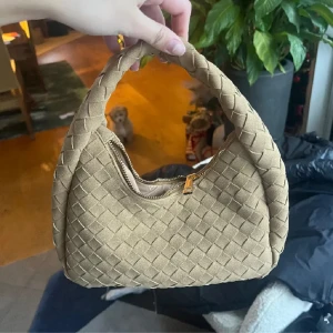 Flätad väska - Fin beige väska som ej kommer till användning. Köp gärna via "köp nu"