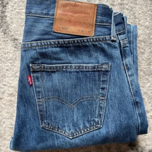 Blåa Levis 501 jeans - Bra skick  Storlek 30 32