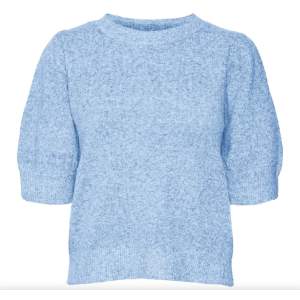 Blå stickad tröja ifrån Vero Moda. Säljer på grund av att den inte kommer till användning längre. Sparsamt använd och utan defekter. Skriv vid frågor💘