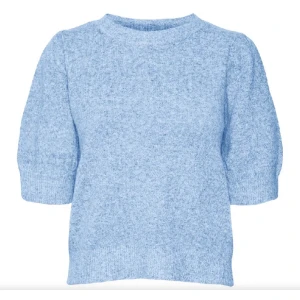 Stickad tröja - Blå stickad tröja ifrån Vero Moda. Säljer på grund av att den inte kommer till användning längre. Sparsamt använd och utan defekter. Skriv vid frågor💘