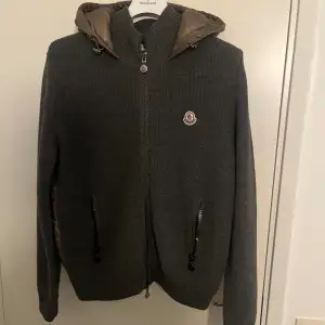 Moncler Cardigan i väldigt fint skick, storlek XL men passar mindre. Modellen tillverkas och säljs inte längre.