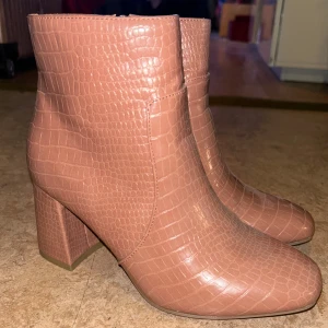 Fejk ormskinn klackskor - Bruna fejk ormskinn klackskor med dragkedja