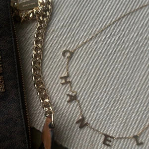 Halsband - Guldfärgat