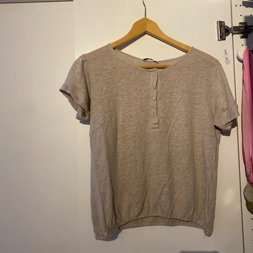 Säljer denna beiga t shirt då den är för liten💞💞. T-shirts.