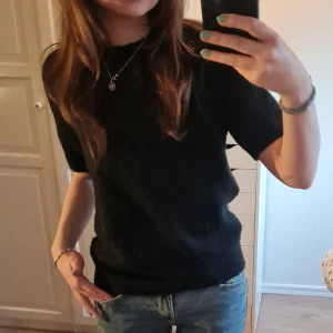 Stickad tshirt  - Stickad tshirt köpt på HM. Använd fåtaö gånger. 