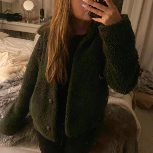 Teddy jacka - En grön super snygg Teddy jacka som jag älskar men tyvärr måste sälja då jag har en liknade.  Den är i super bra skick och har inga skado alls! Skriv till mig vid intresse❤️
