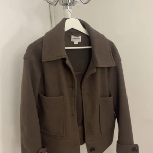 Kort kappa  - En brun kort kappa från Kappahl, använd fåtal gånger nypris 900kr säljer för 450kr💕 