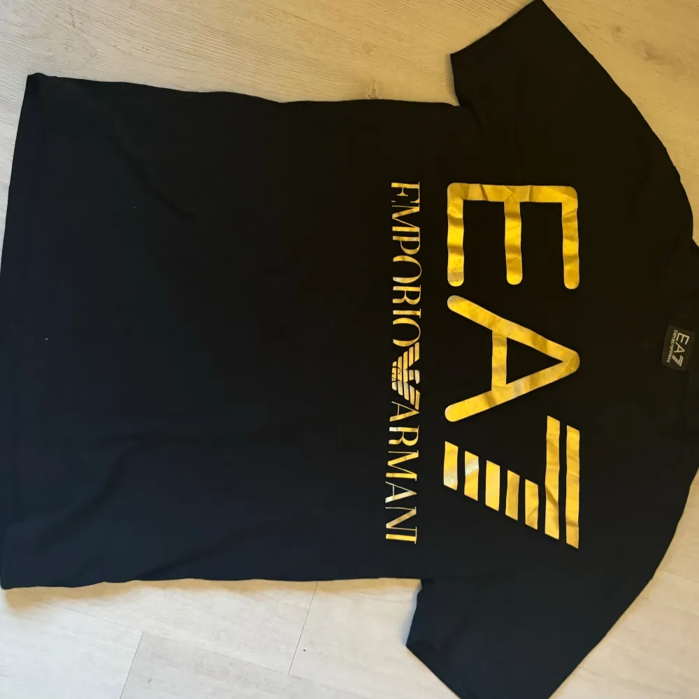 T-shirt från EA7 Mycket bra skick på tryck och material. Storlek S 250kr + frakt. T-shirts.