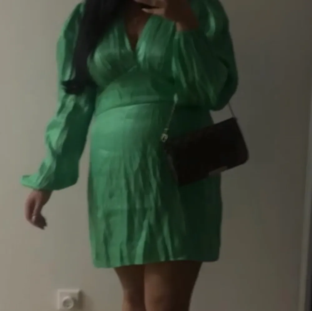 Jätte fin satin klänning i färgen lime  grön , liten i storleken, detta är en storlek xxl . Klänningar.