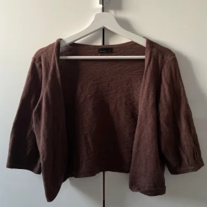 Bolero - Så fin brunfärgad bolero från vero moda! Strolek L men är väldigt liten i storleken, passar mig perfekt som har storlek s/xs