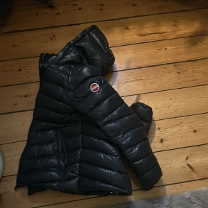 Colmar jacka - Colmar jacka storlek XS passar ganska bra till S är själv 170 och märker ingen skillnad. OBS! Ett hål på 1 centimeter inuti högra fickan!