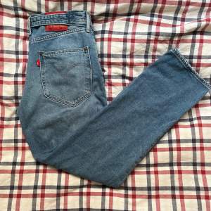 Exklusiva Levi’s jeans från den japanska ”RED tab” serien.  Relaxed fit med storlek 30 i midjan och  32 i längd Nypris: 1000kr  Sparsamt använda och i mycket bra skick! 