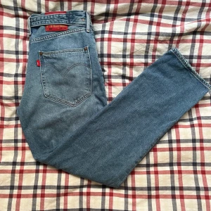 Levi’s RED tab 550  - Exklusiva Levi’s jeans från den japanska ”RED tab” serien.  Relaxed fit med storlek 30 i midjan och  32 i längd Nypris: 1000kr  Sparsamt använda och i mycket bra skick! 