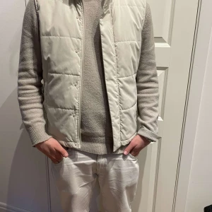 ZARA Väst. Storlek M - En beige väst från Zara storlek M. Väldigt bra skick.  På bilderna ser ni hur den sitter på en man 186cm
