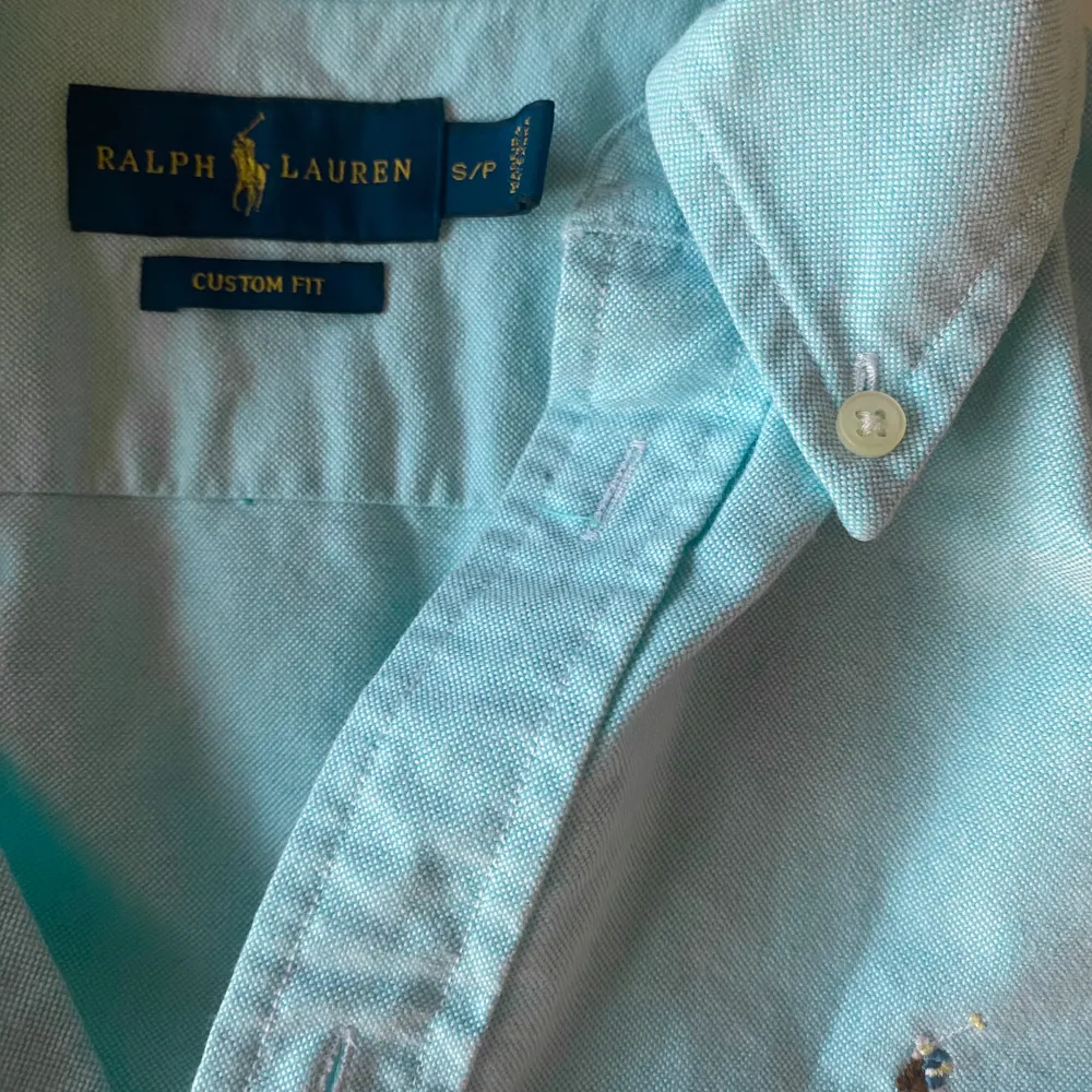 Turkos polo Ralph lauren skjorta i väldigt bra skick, använts nästan aldrig. Slim fit / strl S. Skön sommar /vår skjorta. Skjortor.