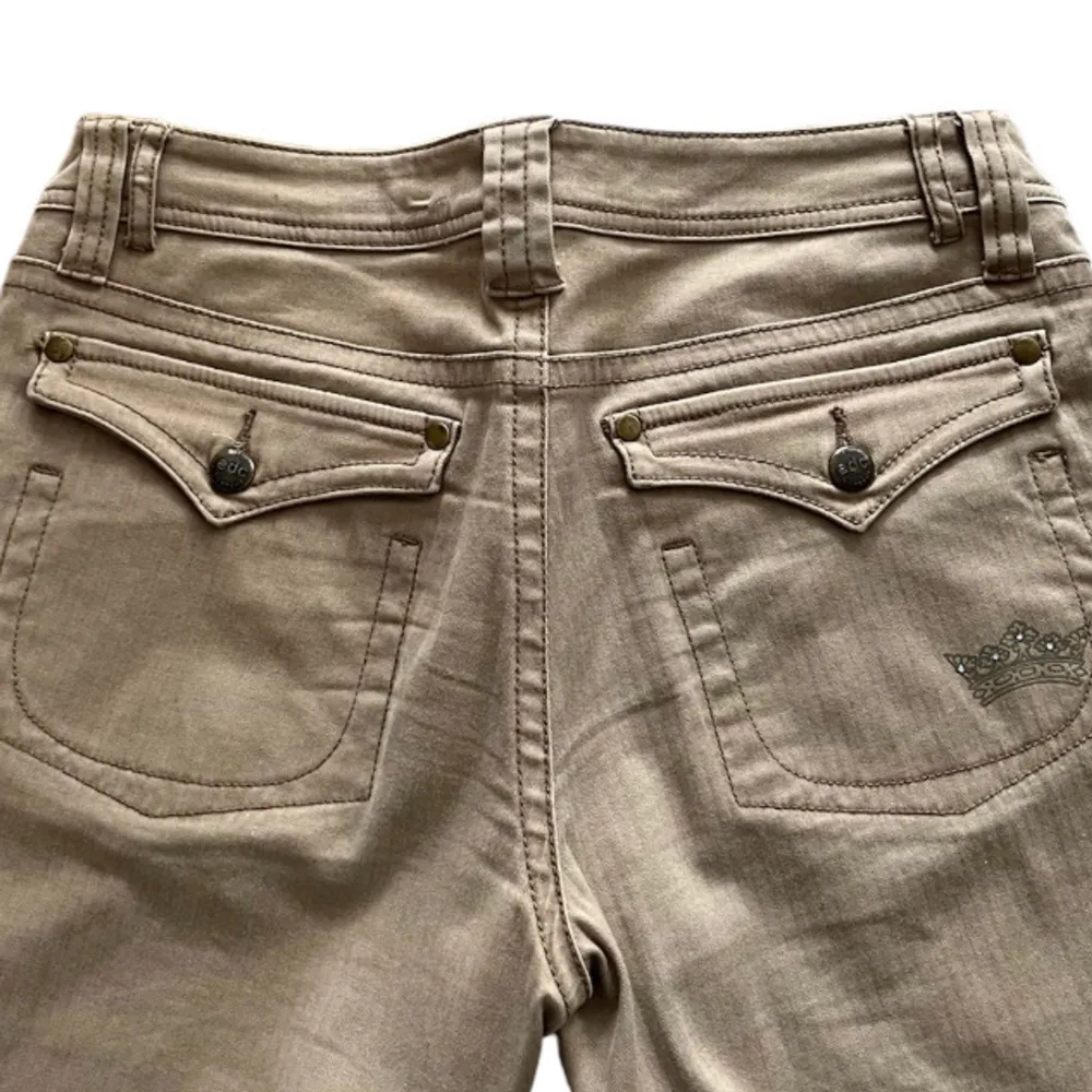 Som nya! 🫶Innerbensmått 82 cm, Ytterbensmått 105 cm, Midjemått tvärs över 38 cm. Jeans & Byxor.