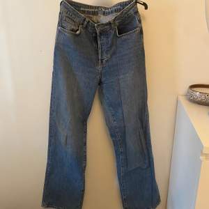 Snygga jeans från bikbok i bra skick, inga defekter! de är långa och sköna! ❣️