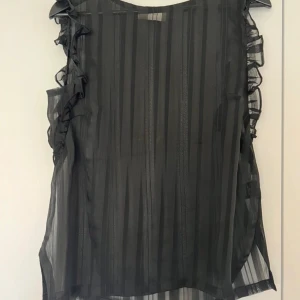 Blus  - Jättefin blus ifrån neo noir💞💞 