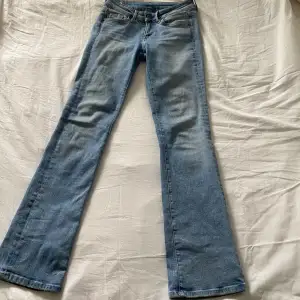 Säljer dessa jeansen då de inte passar. Endast använda 2 gånger, har defekter i form av små slitningar, och fläckar på insidan från att ha släpat i marken (borde gå att tvätta bort). Köpta för 600. Kontakta mig vid eventuella frågor. Köp nu är på!💞