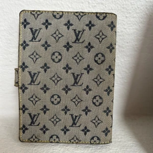 Louis Vuitton monogram   - Säljer denna as coola vintage LV plånboken som knappt har tecken på användning förutom en liten defekt som syns på andra bilden , därav det lägre priset🥰  Namn: monogram mini lin small ring agenda 