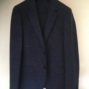 Svart kostym med mönster - Kostym en nyskick med lite diskret mönster i stlk 50, men jag skulle nog säga att den är mer som stlk 48. I princip oanvänd. Passar dig som är mellan 175-180 cm. Finns för provning i Söderort i Stockholm. 