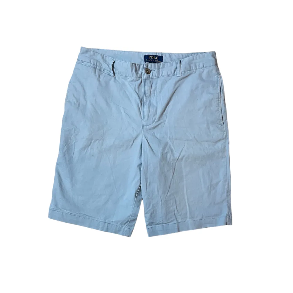 Ett par sköna Ralph Lauren baby blue shorts i storlek S inga defekter eller fläckar skriv gärna om mått eller om ni har några ytterligare frågor 😾🙌. Shorts.