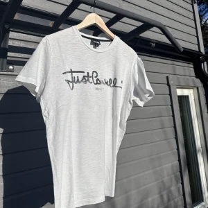 Just Cavalli T-shirt Medium - Just Cavalli T-shirt Storlek Medium Köpt för några år sedan men blev liggandes , skicket är därmed väldigt fint  Somrig t-shirt i luftigt material med den känslan av kvalite 