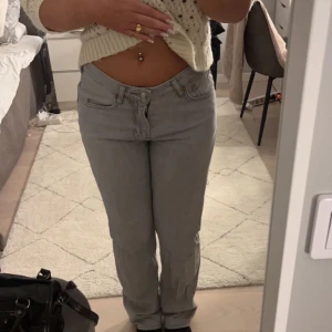 Lågmidjade jeans - Ljusgråa jeans från bikbok i modellen low straight. Storlek 27/32. Nypris 699, helt slutsålda💗