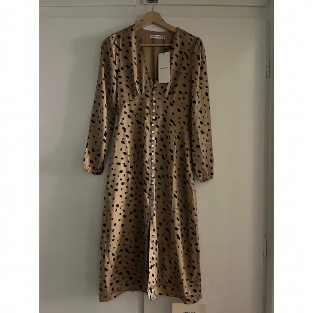 Leopard mönstrad klänning från adoore med prislapp kvar då den aldrig är använd perfekt skick💗. Klänningar.