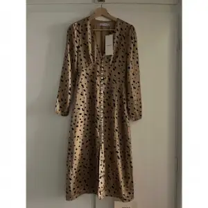 Leopard mönstrad klänning från adoore med prislapp kvar då den aldrig är använd perfekt skick💗
