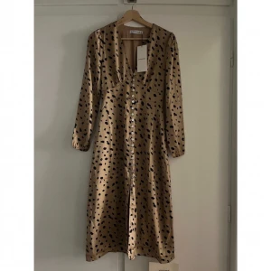 Adoore klänning  - Leopard mönstrad klänning från adoore med prislapp kvar då den aldrig är använd perfekt skick💗